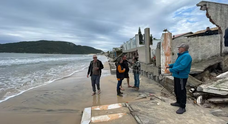 Praia em SC: por que o mar voltou a avançar, mesmo após o alargamento da faixa de areia